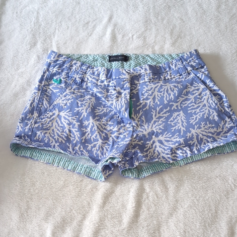 Southern Marsh Coral Pattern Women's Shorts - Blue and White